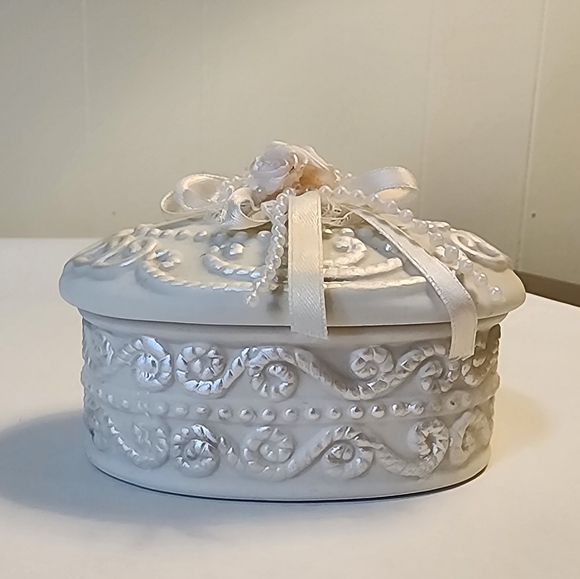 Porcelain Decorated Trinket Jewelry Box  3" Tall  4" Wide. - Picture 6 of 12